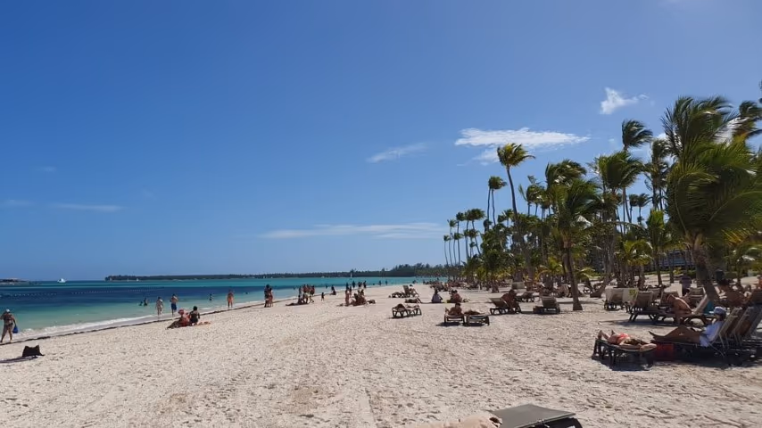 Best Beachfront Lunch Spots in Bávaro (2026): Where to Eat & How to Get There